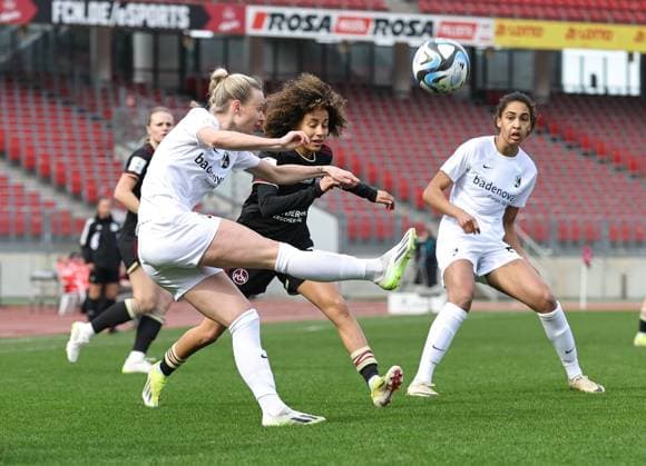 17.03.2024 - Fussball - Saison 2023 2024 - 1. Frauen - Fussball - Bundesliga - 16. Spieltag: 1. FC Nürnberg FCN ( Club ) - SC Freiburg - Sportfoto Zink DaMa - xdaxmax - Judith Steinert ( 13 , SC Freiburg ) Amira Arfaoui (74, 1. FC Nürnberg FCN )