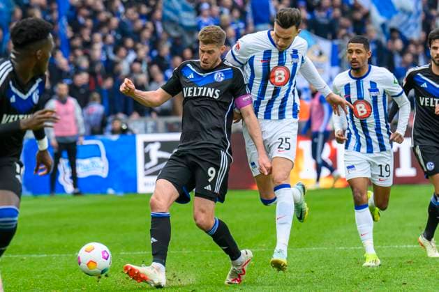 v.l. Simon Terodde ( Schalke 04, 09), Haris Tabakovic (Hertha BSC, 25), Jeremy Dudziak (Hertha BSC, 19), Zweikampf, Action, Kampf, Hertha BSC - FC Schalke 04, 2. Bundesliga, Fussball, DFB, Spielzeit 2023 2024, 26. Spieltag, Olympia - Stadion Berlin, DFB DFL REGULATIONS PROHIBIT ANY USE OF PHOTOGRAPHS AS IMAGE SEQUENCES AND OR QUASI-VIDEO, 17.03. 2024,