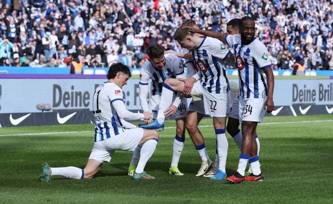 Marten Winkler jubelt nach 3:2, Fabian Reese putzt seine Schuhe Freude Emotion Jubel Fußball Fussball DFL 2.Bundesliga Herren 26.Spieltag Saison 2023 2024 17.03.2024 Hertha BSC Berlin vs. FC Schalke 04 DFL regulations prohibit any use of photographs as image sequences and or quasi-video