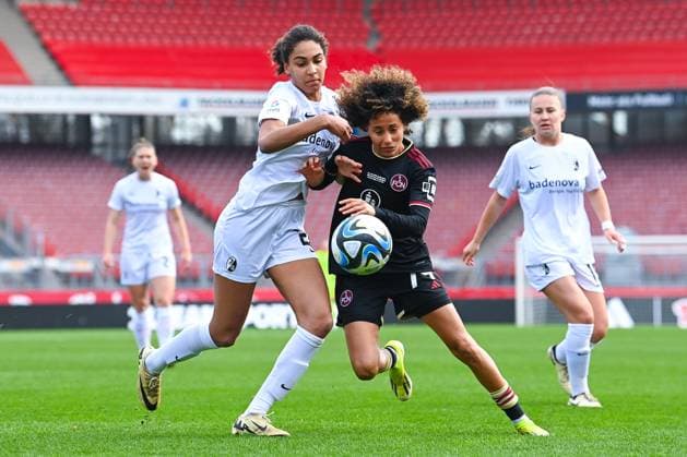 Sport Themen der Woche KW11 Sport Bilder des Tages Germany, Nuernberg, 17.03.2024, Max-Morlock-Stadion, 1. FC Nuernberg vs SC Freiburg - Frauen-Bundesliga, Amira Arfaoui (1. FC Nuernberg) und Cora Zicai (SC Freiburg) battle for the ball Nuremberg Max-Morlock-Stadion Bavaria Germany *** Germany, Nuremberg, 17 03 2024, Max Morlock Stadion, 1 FC Nuremberg vs SC Freiburg Frauen Bundesliga, Amira Arfaoui 1 FC Nuremberg and Cora Zicai SC Freiburg battle for the ball Nuremberg Max Morlock Stadion Bavaria Germany eu-images-738