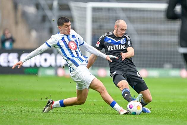 2. Bundesliga - Hertha BSC Berlin - FC Schalke 04 am 17.03.2024 im Olympiastadion in Berlin Henning Matriciani (FC Schalke 04) im Zweikampf gegen Ibrahim Maza (Hertha BSC Berlin).