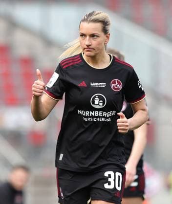 17.03.2024 - Fussball - Saison 2023 2024 - 1. Frauen - Fussball - Bundesliga - 16. Spieltag: 1. FC Nürnberg FCN ( Club ) - SC Freiburg - Sportfoto Zink DaMa - xdaxmax - Medina Desic (30, 1. FC Nürnberg FCN ) zeigt Daumen hoch Daumen nach oben