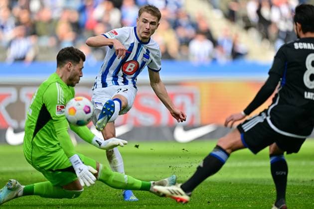Marten Winkler (Hertha BSC, 22) Torschuss zum 3:2, Marius Mueller (Werder Bremen, 32), GER, Hertha BSC vs. Schalke 04, Fussball Herren, 2. Bundesliga, Saison 2023 2024, 26. Spieltag, 17.03.2024. (DFL REGULATIONS PROHIBIT ANY USE OF PHOTOGRAPHS AS IMAGE SEQUENCES AND OR QUASI - VIDEO). GER, Hertha BSC vs. Schalke 04, Fussball Herren, 2. Bundesliga, Saison 2023 2024, 26. Spieltag, 17.03.2024. Berlin