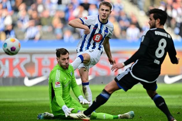 Marten Winkler (Hertha BSC, 22) Torschuss zum 3:2, Marius Mueller (Werder Bremen, 32), GER, Hertha BSC vs. Schalke 04, Fussball Herren, 2. Bundesliga, Saison 2023 2024, 26. Spieltag, 17.03.2024. (DFL REGULATIONS PROHIBIT ANY USE OF PHOTOGRAPHS AS IMAGE SEQUENCES AND OR QUASI - VIDEO). GER, Hertha BSC vs. Schalke 04, Fussball Herren, 2. Bundesliga, Saison 2023 2024, 26. Spieltag, 17.03.2024. Berlin