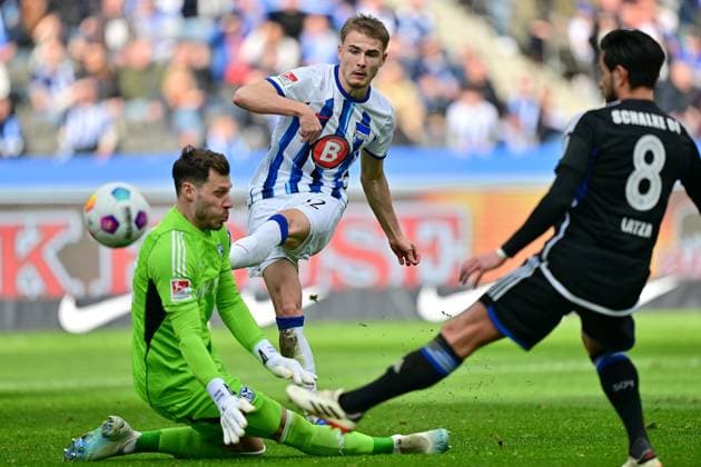 Marten Winkler (Hertha BSC, 22) Torschuss zum 3:2, Marius Mueller (Werder Bremen, 32), GER, Hertha BSC vs. Schalke 04, Fussball Herren, 2. Bundesliga, Saison 2023 2024, 26. Spieltag, 17.03.2024. (DFL REGULATIONS PROHIBIT ANY USE OF PHOTOGRAPHS AS IMAGE SEQUENCES AND OR QUASI - VIDEO). GER, Hertha BSC vs. Schalke 04, Fussball Herren, 2. Bundesliga, Saison 2023 2024, 26. Spieltag, 17.03.2024. Berlin