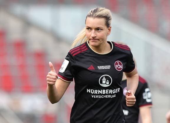 17.03.2024 - Fussball - Saison 2023 2024 - 1. Frauen - Fussball - Bundesliga - 16. Spieltag: 1. FC Nürnberg FCN ( Club ) - SC Freiburg - Sportfoto Zink DaMa - xdaxmax - Medina Desic (30, 1. FC Nürnberg FCN ) zeigt Daumen hoch Daumen nach oben