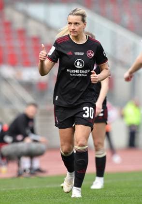 17.03.2024 - Fussball - Saison 2023 2024 - 1. Frauen - Fussball - Bundesliga - 16. Spieltag: 1. FC Nürnberg FCN ( Club ) - SC Freiburg - Sportfoto Zink DaMa - xdaxmax - Medina Desic (30, 1. FC Nürnberg FCN ) zeigt Daumen hoch Daumen nach oben
