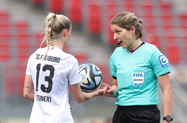 17.03.2024 - Fussball - Saison 2023 2024 - 1. Frauen - Fussball - Bundesliga - 16. Spieltag: 1. FC Nürnberg FCN ( Club ) - SC Freiburg - Sportfoto Zink DaMa - xdaxmax - Judith Steinert ( 13 , SC Freiburg ) wird von Karoline Wacker ( Schiedsrichter in ) ermahnt