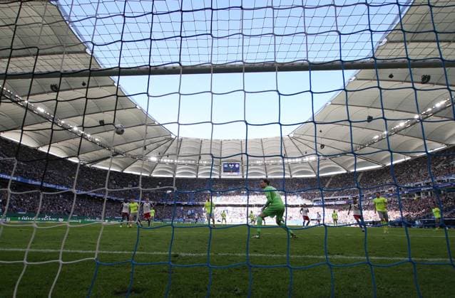 GER, 2. Liga, Hamburger SV vs. SV Wehen Wiesbaden 17.03.2024, Volksparkstadion, Hamburg, GER, 2. Liga, Hamburger SV vs. SV Wehen Wiesbaden im Bild picture shows Tor zum 1:0 . Torschütze Torschuetze Miro Muheim (Hamburger SV 28) trifft zum 1:0 ins Tor von Torwart Florian Stritzel (SV Wehen Wiesbaden 16) aufgenommen mit der Hintertor Remote Kamera