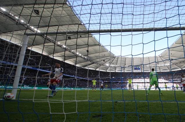 GER, 2. Liga, Hamburger SV vs. SV Wehen Wiesbaden 17.03.2024, Volksparkstadion, Hamburg, GER, 2. Liga, Hamburger SV vs. SV Wehen Wiesbaden im Bild picture shows Tor zum 1:0 . Torschütze Torschuetze Miro Muheim (Hamburger SV 28) trifft zum 1:0 ins Tor von Torwart Florian Stritzel (SV Wehen Wiesbaden 16) aufgenommen mit der Hintertor Remote Kamera
