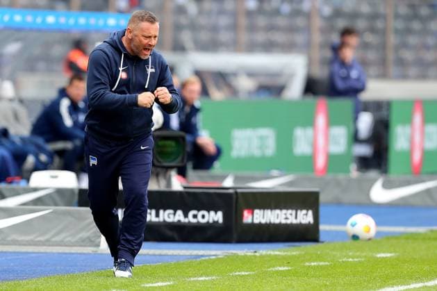 17.03.2024, xtgx, Fussball 2.Bundesliga, Hertha BSC Berlin - FC Schalke 04 emspor, v.l. Trainer Pal Dardai (Hertha BSC Berlin) gestikuliert gibt Anweisungen mit den Armen gestikulieren gives instructions, gesticulate. (DFL DFB REGULATIONS PROHIBIT ANY USE OF PHOTOGRAPHS as IMAGE SEQUENCES and or QUASI-VIDEO) Berlin