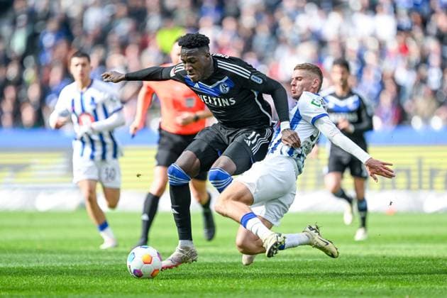 2. Bundesliga - Hertha BSC Berlin - FC Schalke 04 am 17.03.2024 im Olympiastadion in Berlin Bryan Lasme (FC Schalke 04) im Zweikampf gegen Marton Dardai (Hertha BSC Berlin).