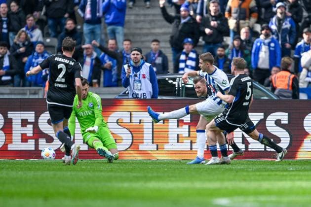 2. Bundesliga - Hertha BSC Berlin - FC Schalke 04 am 17.03.2024 im Olympiastadion in Berlin Tor zum 3:2. Torschuetze Torschütze Marten Winkler (Hertha BSC Berlin) mit dem Treffer zum 3:2.