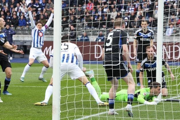 DEU, DFL, 2. FBL, Hertha BSC vs. 1:FC Schalke, 17.03.2024, Berliner Olympiastadion, Berlin, DEU, DFL, 2. FBL, Hertha BSC vs. 1:FC Schalke, im Bild 1:0 durch Haris Tabakovic (Hertha BSC Berlin 25), Fabian Reese (Hertha BSC Berlin 11), Marius Mueller (Schalke 04 32) DFL - regulations prohibit any use of Photographs as image sequences and or quasi-video Foto: Juergen Engler nordphoto GmbH