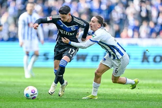 2. Bundesliga - Hertha BSC Berlin - FC Schalke 04 am 17.03.2024 im Olympiastadion in Berlin Yusuf Kabadayi (FC Schalke 04) im Zweikampf gegen Michal Karbownik (Hertha BSC Berlin)