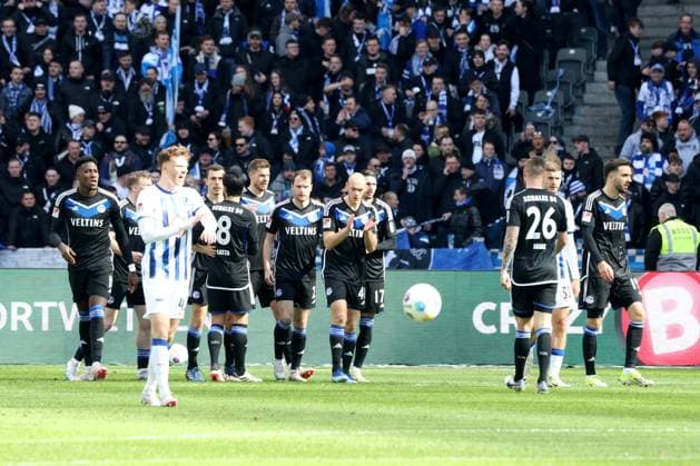 DEU, DFL, 2. FBL, Hertha BSC vs. 1:FC Schalke, 17.03.2024, Berliner Olympiastadion, Berlin, DEU, DFL, 2. FBL, Hertha BSC vs. 1:FC Schalke, im Bild nach dem 1.1 , Schalker-Spielerkreis, Pascal Klemens (Hertha BSC Berlin 41) DFL - regulations prohibit any use of Photographs as image sequences and or quasi-video Foto: Juergen Engler nordphoto GmbH