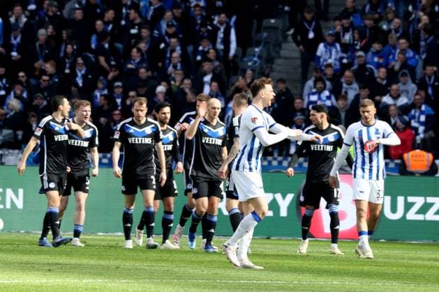DEU, DFL, 2. FBL, Hertha BSC vs. 1:FC Schalke, 17.03.2024, Berliner Olympiastadion, Berlin, DEU, DFL, 2. FBL, Hertha BSC vs. 1:FC Schalke, im Bild nach dem 1.1 , Schalker-Spielerkreis, Pascal Klemens (Hertha BSC Berlin 41) DFL - regulations prohibit any use of Photographs as image sequences and or quasi-video Foto: Juergen Engler nordphoto GmbH