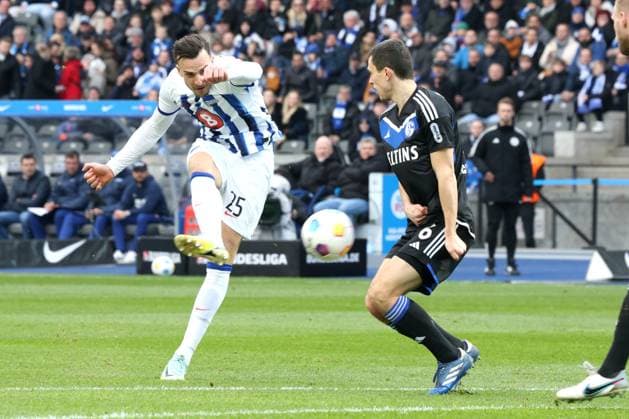 DEU, DFL, 2. FBL, Hertha BSC vs. 1:FC Schalke, 17.03.2024, Berliner Olympiastadion, Berlin, DEU, DFL, 2. FBL, Hertha BSC vs. 1:FC Schalke, im Bild Haris Tabakovic (Hertha BSC Berlin 25), Ron Schallenberg (Schalke 04 6) DFL - regulations prohibit any use of Photographs as image sequences and or quasi-video Foto: Juergen Engler nordphoto GmbH