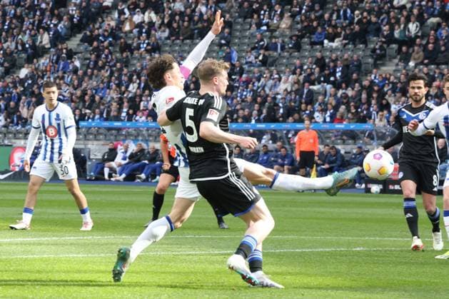 DEU, DFL, 2. FBL, Hertha BSC vs. 1:FC Schalke, 17.03.2024, Berliner Olympiastadion, Berlin, DEU, DFL, 2. FBL, Hertha BSC vs. 1:FC Schalke, im Bild Fabian Reese (Hertha BSC Berlin 11), Derry John Murkin (Schalke 04 5) DFL - regulations prohibit any use of Photographs as image sequences and or quasi-video Foto: Juergen Engler nordphoto GmbH