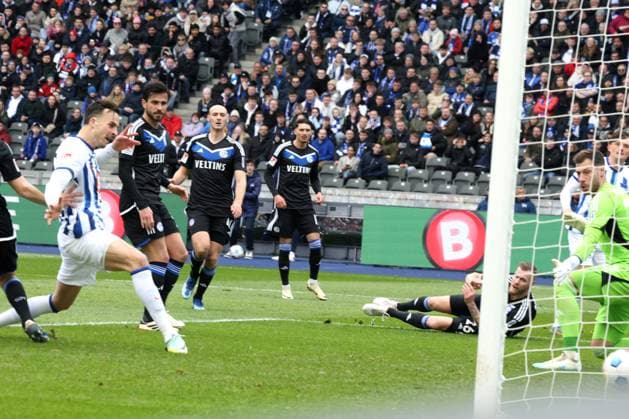 DEU, DFL, 2. FBL, Hertha BSC vs. 1:FC Schalke, 17.03.2024, Berliner Olympiastadion, Berlin, DEU, DFL, 2. FBL, Hertha BSC vs. 1:FC Schalke, im Bild 2:1 durch Haris Tabakovic (Hertha BSC Berlin 25), Fabian Reese (Hertha BSC Berlin 11), Yusuf Kabaday (Schalke 04 17)), Maya Yoshida (Schalke 04 4), Marius Mueller (Schalke 04 32), Tomas Kalas (Schalke 04 26) DFL - regulations prohibit any use of Photographs as image sequences and or quasi-video Foto: Juergen Engler nordphoto GmbH