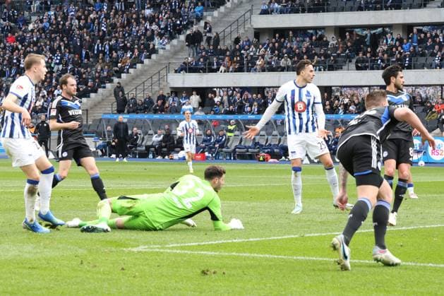 DEU, DFL, 2. FBL, Hertha BSC vs. 1:FC Schalke, 17.03.2024, Berliner Olympiastadion, Berlin, DEU, DFL, 2. FBL, Hertha BSC vs. 1:FC Schalke, im Bild 3:2 durch Marten Winkler (Hertha BSC Berlin 22), Haris Tabakovic (Hertha BSC Berlin 25), Marius Mueller (Schalke 04 32) DFL - regulations prohibit any use of Photographs as image sequences and or quasi-video Foto: Juergen Engler nordphoto GmbH