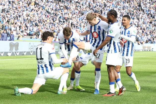 DEU, DFL, 2. FBL, Hertha BSC vs. 1:FC Schalke, 17.03.2024, Berliner Olympiastadion, Berlin, DEU, DFL, 2. FBL, Hertha BSC vs. 1:FC Schalke, im Bild 3:2 durch Marten Winkler (Hertha BSC Berlin 22), Hertha-Spielerkreis, Fabian Reese (Hertha BSC Berlin 11) DFL - regulations prohibit any use of Photographs as image sequences and or quasi-video Foto: Juergen Engler nordphoto GmbH