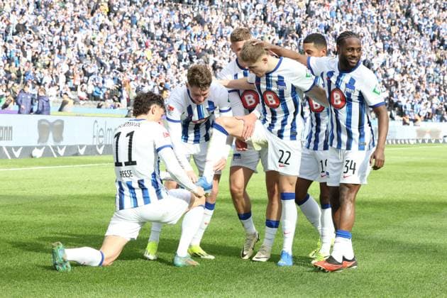 DEU, DFL, 2. FBL, Hertha BSC vs. 1:FC Schalke, 17.03.2024, Berliner Olympiastadion, Berlin, DEU, DFL, 2. FBL, Hertha BSC vs. 1:FC Schalke, im Bild 3:2 durch Marten Winkler (Hertha BSC Berlin 22), Hertha-Spielerkreis, Fabian Reese (Hertha BSC Berlin 11) DFL - regulations prohibit any use of Photographs as image sequences and or quasi-video Foto: Juergen Engler nordphoto GmbH