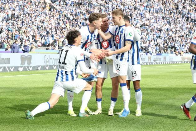 DEU, DFL, 2. FBL, Hertha BSC vs. 1:FC Schalke, 17.03.2024, Berliner Olympiastadion, Berlin, DEU, DFL, 2. FBL, Hertha BSC vs. 1:FC Schalke, im Bild 3:2 durch Marten Winkler (Hertha BSC Berlin 22), Hertha-Spielerkreis, Fabian Reese (Hertha BSC Berlin 11) DFL - regulations prohibit any use of Photographs as image sequences and or quasi-video Foto: Juergen Engler nordphoto GmbH