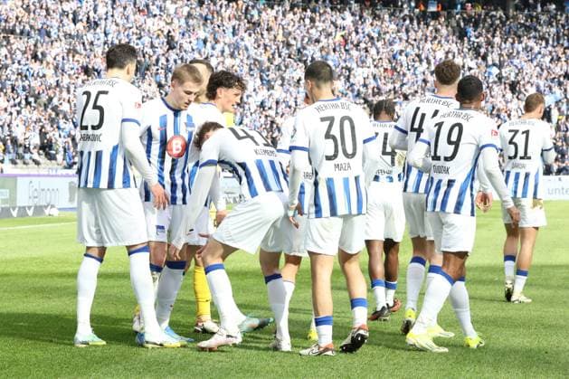 DEU, DFL, 2. FBL, Hertha BSC vs. 1:FC Schalke, 17.03.2024, Berliner Olympiastadion, Berlin, DEU, DFL, 2. FBL, Hertha BSC vs. 1:FC Schalke, im Bild 3:2 durch Marten Winkler (Hertha BSC Berlin 22), Hertha-Spielerkreis, Fabian Reese (Hertha BSC Berlin 11) DFL - regulations prohibit any use of Photographs as image sequences and or quasi-video Foto: Juergen Engler nordphoto GmbH