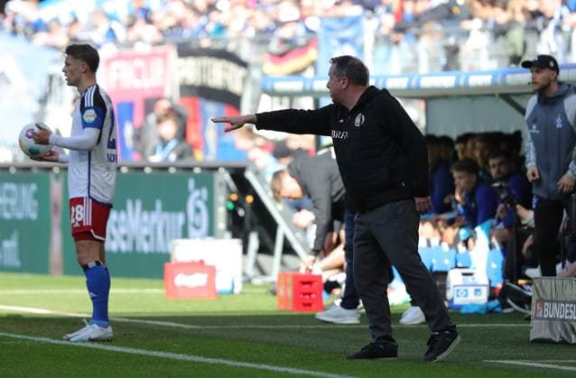 GER, 2. Liga, Hamburger SV vs. SV Wehen Wiesbaden 17.03.2024, Volksparkstadion, Hamburg, GER, 2. Liga, Hamburger SV vs. SV Wehen Wiesbaden im Bild picture shows Coachingzone Seitenlinie Trainerbereich Technische Zone. Trainer Markus Kauczinski (SV Wehen Wiesbaden)