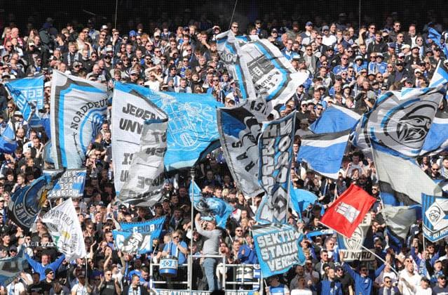 Sport Bilder des Tages GER, 2. Liga, Hamburger SV vs. SV Wehen Wiesbaden 17.03.2024, Volksparkstadion, Hamburg, GER, 2. Liga, Hamburger SV vs. SV Wehen Wiesbaden im Bild picture shows Fahnen Banner Stimmung Emotionen Fans Hamburger SV