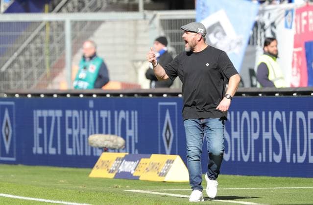 GER, 2. Liga, Hamburger SV vs. SV Wehen Wiesbaden 17.03.2024, Volksparkstadion, Hamburg, GER, 2. Liga, Hamburger SV vs. SV Wehen Wiesbaden im Bild picture shows Coachingzone Seitenlinie Trainerbereich Technische Zone. Trainer Steffen Baumgart (Hamburger SV) gibt Anweisungen, gestikuliert und schreit