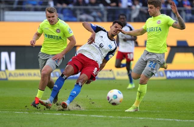 GER, 2. Liga, Hamburger SV vs. SV Wehen Wiesbaden 17.03.2024, Volksparkstadion, Hamburg, GER, 2. Liga, Hamburger SV vs. SV Wehen Wiesbaden im Bild picture shows Robert Glatzel (Hamburger SV 09) scheitert an Lasse Günther Guenther (SV Wehen Wiesbaden 01) und Martin Angha (SV Wehen Wiesbaden 02)