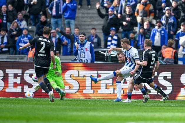 2. Bundesliga - Hertha BSC Berlin - FC Schalke 04 am 17.03.2024 im Olympiastadion in Berlin Tor zum 3:2. Torschuetze Torschütze Marten Winkler (Hertha BSC Berlin) mit dem Treffer zum 3:2.