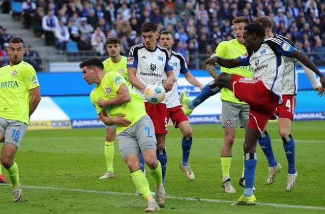 GER, 2. Liga, Hamburger SV vs. SV Wehen Wiesbaden 17.03.2024, Volksparkstadion, Hamburg, GER, 2. Liga, Hamburger SV vs. SV Wehen Wiesbaden im Bild picture shows Torschuss Bakery Jatta (Hamburger SV 18) Robin Heußer Heusser (SV Wehen Wiesbaden 07) wehrt ab, hinten Dennis Hadzikadunic (Hamburger SV 05)
