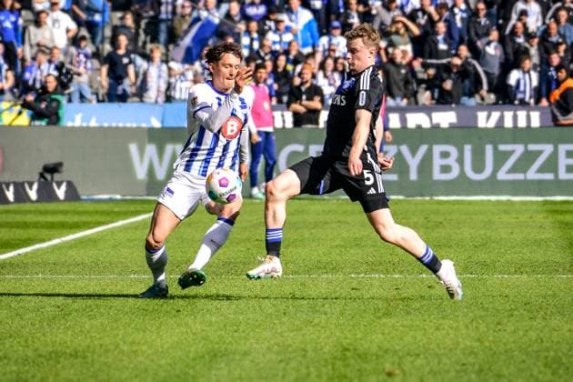 Fussball 2. Bundesliga, Hertha BSC - FC Schalke 04 17.03.2024, xdanx, Fussball 2. Bundesliga, Hertha BSC - FC Schalke 04, v.l.Fabian Reese (Hertha BSC 11),Derry John Murkin (FC Schalke 04 5),Zweikampf, Duell, Kampf, tackle (DFL DFB REGULATIONS PROHIBIT ANY USE OF PHOTOGRAPHS as IMAGE SEQUENCES and or QUASI-VIDEO) Foto: Daniel Lakomski Mix1 Berlin Olympiastadion Berlin Berlin Deutschland (DE)