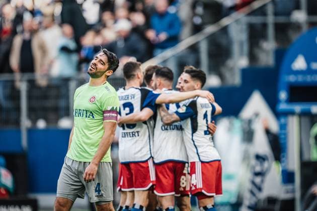 Fußball Männer Saison 2023 2024 2. Fußball-Bundesliga 26. Spieltag Hamburger SV vs. SV Wehen Wiesbaden 17.03.2024 Während Torschütze Miro Muheim ( 28, HSV) im Hintergrund feiert, ärgert sich Pechvogel Sascha Mockenhaupt ( 4, SV Wehen Wiesbaden) im Vordergrund Hamburg Volksparkstadion Hamburg Deutschland