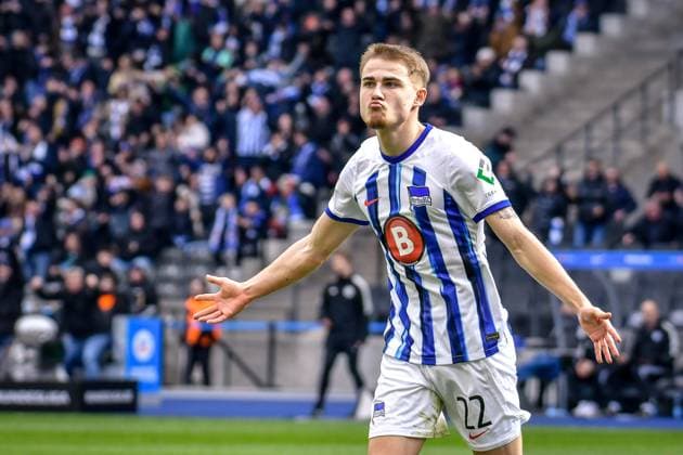 Fussball 2. Bundesliga, Hertha BSC - FC Schalke 04 17.03.2024, xdanx, Fussball 2. Bundesliga, Hertha BSC - FC Schalke 04, v.l. Marten Winkler (Hertha BSC 22),Jubel nach dem 3:2 (DFL DFB REGULATIONS PROHIBIT ANY USE OF PHOTOGRAPHS as IMAGE SEQUENCES and or QUASI-VIDEO) Foto: Daniel Lakomski Mix1 Berlin Olympiastadion Berlin Berlin Deutschland (DE)