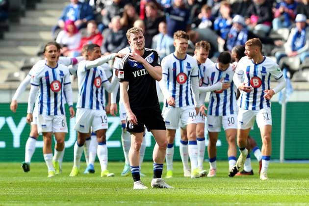 17.03.2024, xtgx, Fussball 2.Bundesliga, Hertha BSC Berlin - FC Schalke 04 emspor, v.l. Torjubel nach dem Tor zum celebrating the goal celebrate 3:2 durch Marten Winkler (Hertha BSC Berlin) Derry Murkin (FC Schalke 04) Enttäuscht enttaeuscht traurig frustriert ratlos (DFL DFB REGULATIONS PROHIBIT ANY USE OF PHOTOGRAPHS as IMAGE SEQUENCES and or QUASI-VIDEO) Berlin
