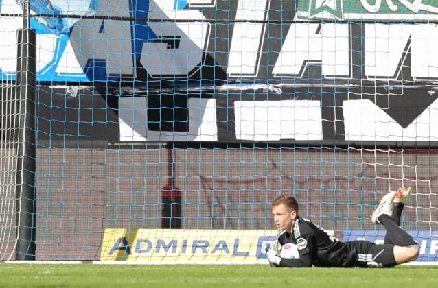 GER, 2. Liga, Hamburger SV vs. SV Wehen Wiesbaden 17.03.2024, Volksparkstadion, Hamburg, GER, 2. Liga, Hamburger SV vs. SV Wehen Wiesbaden im Bild picture shows Torwart Parade von Torwart Matheo Raab (Hamburger SV 19)