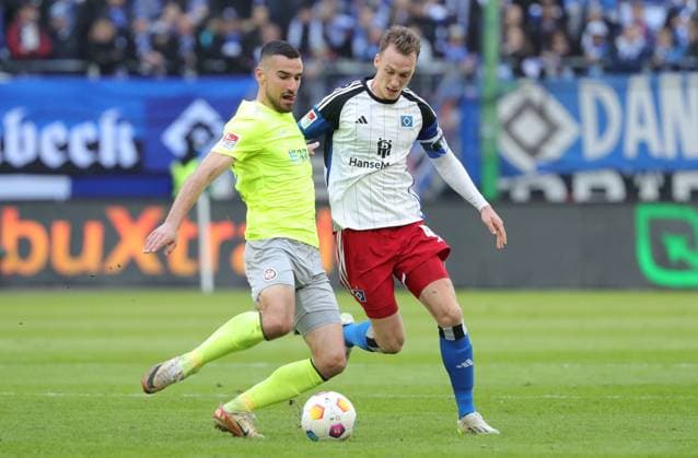 GER, 2. Liga, Hamburger SV vs. SV Wehen Wiesbaden 17.03.2024, Volksparkstadion, Hamburg, GER, 2. Liga, Hamburger SV vs. SV Wehen Wiesbaden im Bild picture shows Ivan Prtajin (SV Wehen Wiesbaden 18) im Zweikampf gegen Sebastian Schonlau (Hamburger SV 04)