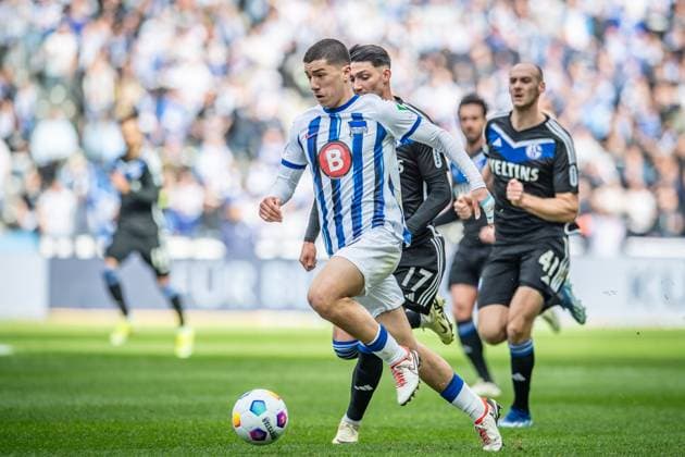 2. Fußball Bundesliga, Hertha BSC vs FC Schalke 04; Berlin, 17.03.2024 Ibrahim Maza (Hertha BSC, 30), Yusuf Kabadayi (FC Schalke 04, 17) 2. Fußball Bundesliga, Hertha BSC vs FC Schalke 04, Olympiastadion, Berlin, 17.03.2024 DFL REGULATIONS PROHIBIT ANY USE OF PHOTOGRAPHS AS IMAGE SEQUENCES AND OR QUASI-VIDEO.