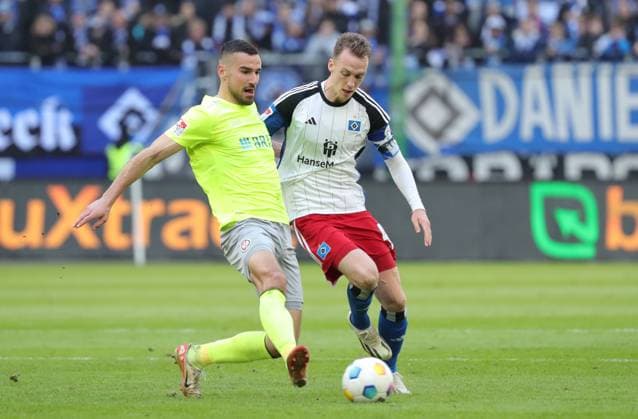 GER, 2. Liga, Hamburger SV vs. SV Wehen Wiesbaden 17.03.2024, Volksparkstadion, Hamburg, GER, 2. Liga, Hamburger SV vs. SV Wehen Wiesbaden im Bild picture shows Ivan Prtajin (SV Wehen Wiesbaden 18) im Zweikampf gegen Sebastian Schonlau (Hamburger SV 04)
