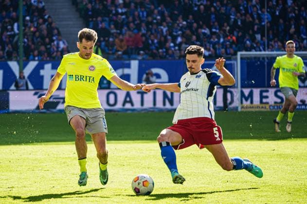 Thijmen Goppel (SV Wehen Wiesbaden, 09), Dennis Hadzikadunic (Hamburger SV, 05) GER, Hamburger SV vs. SV Wehen Wiesbaden, Fussball, 2. Bundesliga, Spieltag 26, Saison 2023 2024, 17.03.2024 DFL REGULATIONS PROHIBIT ANY USE OF PHOTOGRAPHS AS IMAGE SEQUENCES AND OR QUASI-VIDEO GER, Hamburger SV vs. SV Wehen Wiesbaden, Fussball, 2. Bundesliga, Spieltag 26, Saison 2023 2024, 17.03.2024 Hamburg