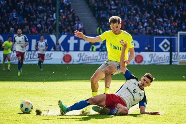 Thijmen Goppel (SV Wehen Wiesbaden, 09), Dennis Hadzikadunic (Hamburger SV, 05) GER, Hamburger SV vs. SV Wehen Wiesbaden, Fussball, 2. Bundesliga, Spieltag 26, Saison 2023 2024, 17.03.2024 DFL REGULATIONS PROHIBIT ANY USE OF PHOTOGRAPHS AS IMAGE SEQUENCES AND OR QUASI-VIDEO GER, Hamburger SV vs. SV Wehen Wiesbaden, Fussball, 2. Bundesliga, Spieltag 26, Saison 2023 2024, 17.03.2024 Hamburg