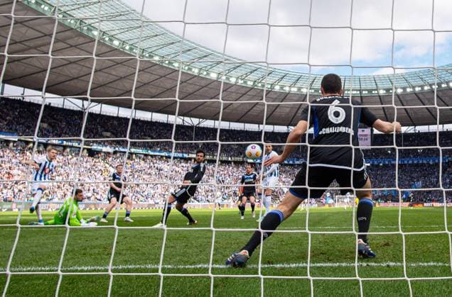 Fussball, Herren, Saison 2023 2024, 2. Bundesliga (26. Spieltag), Hertha BSC - FC Schalke 04, v. l. Marten Winkler (Hertha BSC) erzielt das Tor zum 3:2 gegen Ron Schallenberg (Schalke 04), 17.03.2024,
