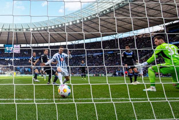 Fussball, Herren, Saison 2023 2024, 2. Bundesliga (26. Spieltag), Hertha BSC - FC Schalke 04, Haris Tabakovic (Hertha BSC) erzielt das Tor zum 2:1 gegen Torhüter Marius Müller (Schalke 04), 17.03.2024,