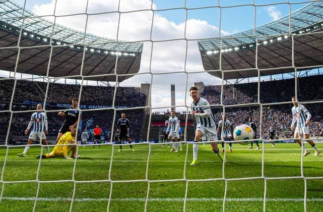 Sport Bilder des Tages Fussball, Herren, Saison 2023 2024, 2. Bundesliga (26. Spieltag), Hertha BSC - FC Schalke 04, Simon Terodde (Schalke 04) erzielt das Tor zum 2:2 gegen Torhüter Marius Gersbeck (Hertha BSC) und Linus Gechter (Hertha BSC), 17.03.2024,