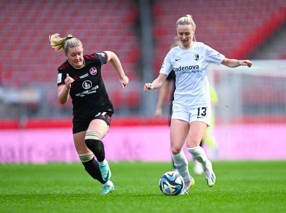 Germany, Nuernberg, 17.03.2024, Max-Morlock-Stadion, 1. FC Nuernberg vs SC Freiburg - Frauen-Bundesliga, Judith Steinert (SC Freiburg) und Selma Sol Magnusdottir (1. FC Nuernberg) battle for the ball Nuremberg Max-Morlock-Stadion Bavaria Germany
