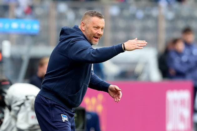 17.03.2024, xtgx, Fussball 2.Bundesliga, Hertha BSC Berlin - FC Schalke 04 emspor, v.l. Trainer Pal Dardai (Hertha BSC Berlin) gestikuliert gibt Anweisungen mit den Armen gestikulieren gives instructions, gesticulate. (DFL DFB REGULATIONS PROHIBIT ANY USE OF PHOTOGRAPHS as IMAGE SEQUENCES and or QUASI-VIDEO) Berlin